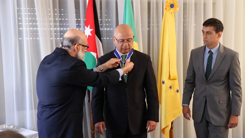 الرئيس البرازيلي يكرّم الدكتور معن النسور بوسام ريو برانكو