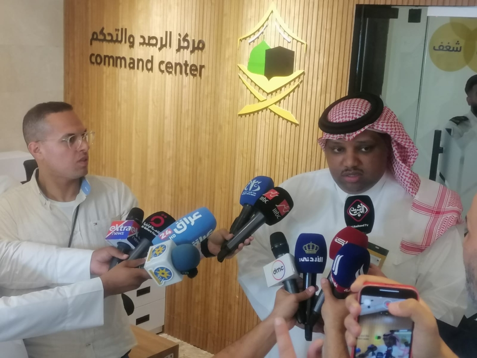 وفد إعلامي يطلع على مهام مركز الرصد والتحكم بوزارة الحج السعودية