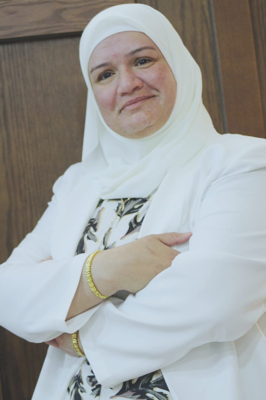 د مي بكليزي : العابرة والبقايا: قراءة ذرائعية في تشظي الذات الأنثوية وتحولات المعنى