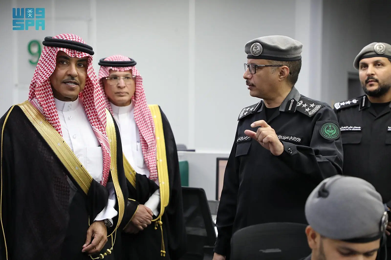وزير الإعلام السعودي يزور مركز العمليات الأمنية الموحدة (911) بمنطقة مكة المكرمة