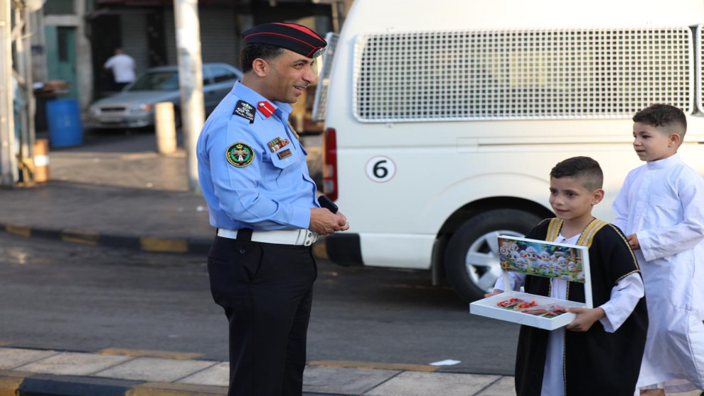 الأمن العام يوزع الحلوى على المواطنين بمناسبة عيد الأضحى