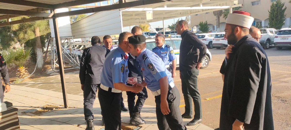 مدير إدارة الدوريات الخارجية يقدم التهنئة لمرتبات الأداره بحلول عيد الأضحى المبارك