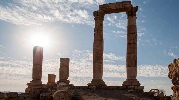 أجواء حارة نسبيًا في أغلب المناطق اليوم ومعتدلة غدًا