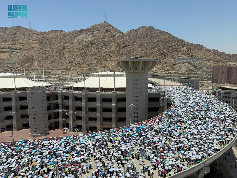 حُجّاج بيت الله الحرام يرمون الجمرات الثلاث في ثاني أيام