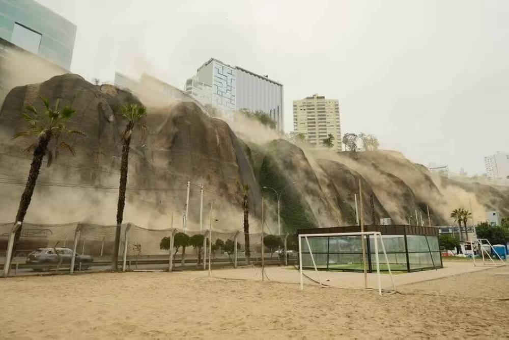 زلزال يتسبب في انهيارات أرضية بالعاصمة البيروفية