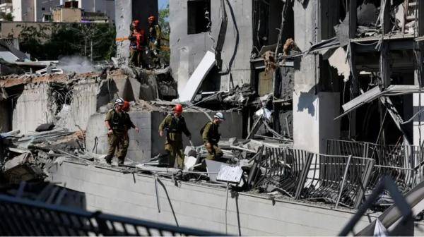 الحرب تدخل أسبوعها الثاني .. صاروخ إيراني يضرب بئر السبع