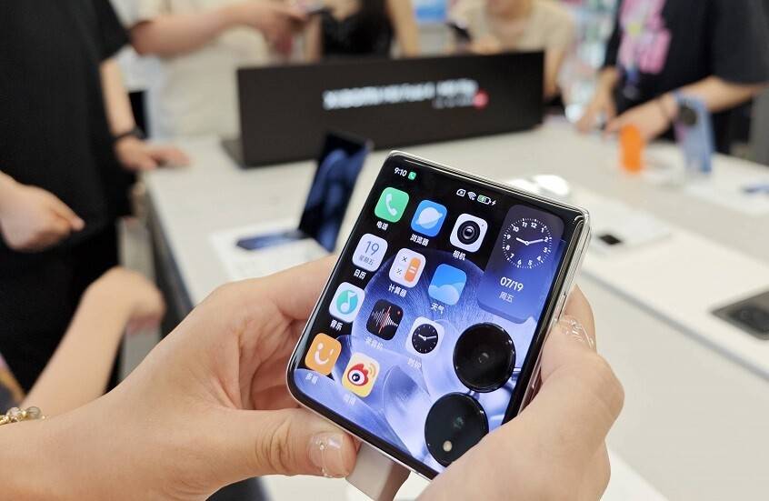 Xiaomi تنافس سامسونغ وموتورولا بهاتفها الجديد