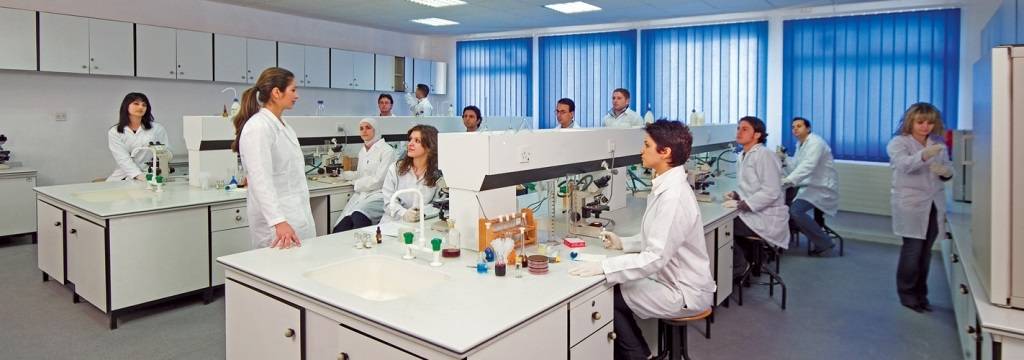 ميزات تنافسية لخريجي صيدلة عمان الاهلية ما بعد 2024 في ظل الأعتماد الأمريكي ACPE