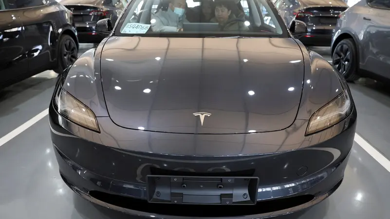 تسلا تُسلّم أول سيارة تقود نفسها بالكامل من المصنع إلى مالكها