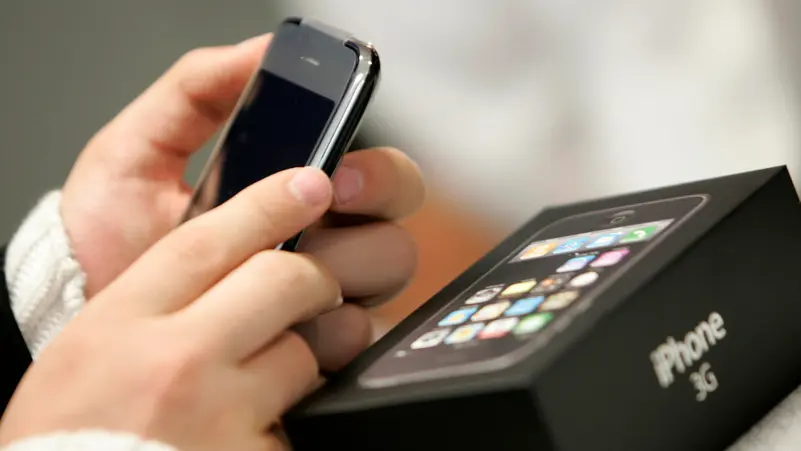 في مثل هذا اليوم منذ 18 عامًا .. تغير شكل الهواتف المحمولة