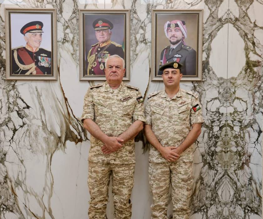 رئيس هيئة الأركان المشتركة يكرم الأول على دورة القيادة والأركان