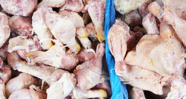 ضبط مواد غذائية غير صالحة للاستهلاك في الكرك