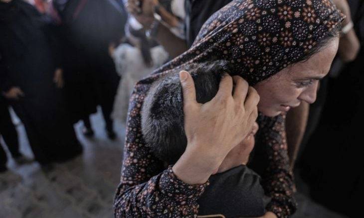 ثمانية شهداء بينهم طفل وامرأة بقصف إسرائيلي على منزل في دير البلح