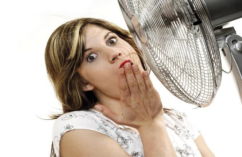 إيجابيات وسلبيات النوم تحت المروحة