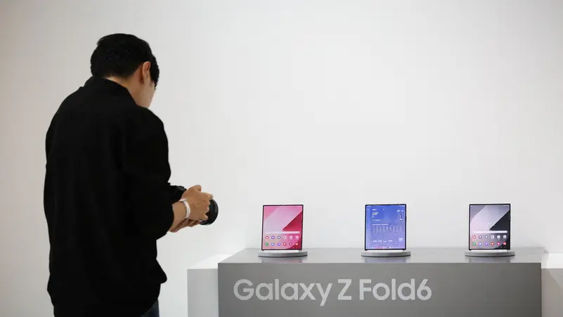 صورة مُسربة تكشف مدى نحافة هاتف Galaxy Z Fold 7 المقبل