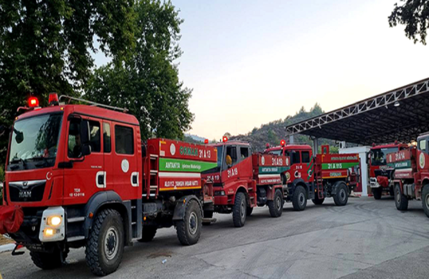 مروحيات وآليات تركية تشارك في إخماد الحرائق المستمرة بريف اللاذقية السورية (صور )