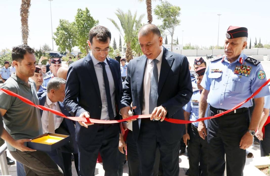 وزير الداخلية يفتتح مبنى الحافلات وغرفة الإدارة المتكاملة في مركز حدود جابر ( صور )