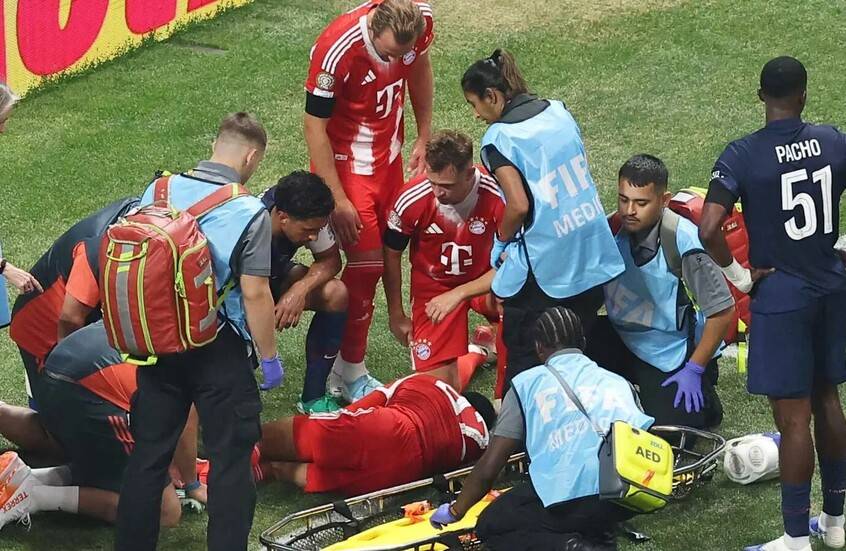 نجم بايرن ميونخ يتعرض لإصابة خطيرة أثناء مواجهة باريس سان جيرمان تبكي حارس الأخير (صور)