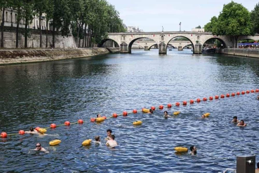 بعد 100 عام من العزلة.. نهر السين يفتح أمواجه للسباحة مجاناً