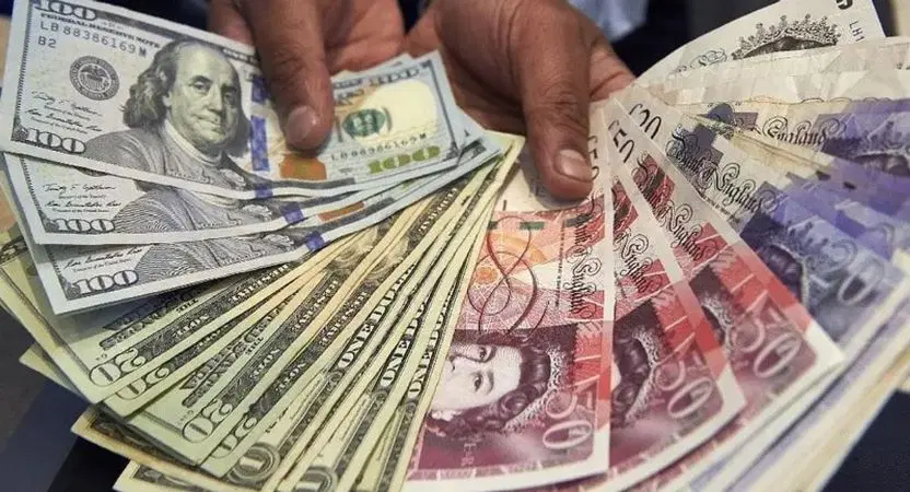 الإسترليني يتراجع أمام الدولار ويرتفع مقابل اليورو