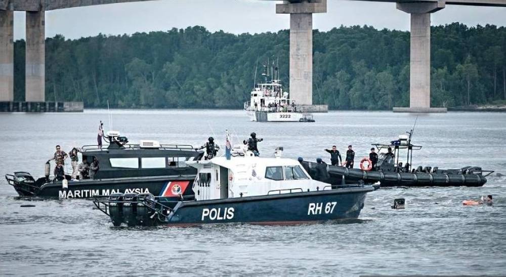 «عطل فني» يُحطم مروحية ماليزية ويُسقطها في النهر