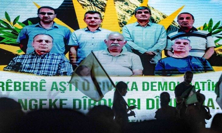 مقاتلون من “حزب العمال الكردستاني” يبدأون نزع سلاحهم في مراسم بشمال العراق