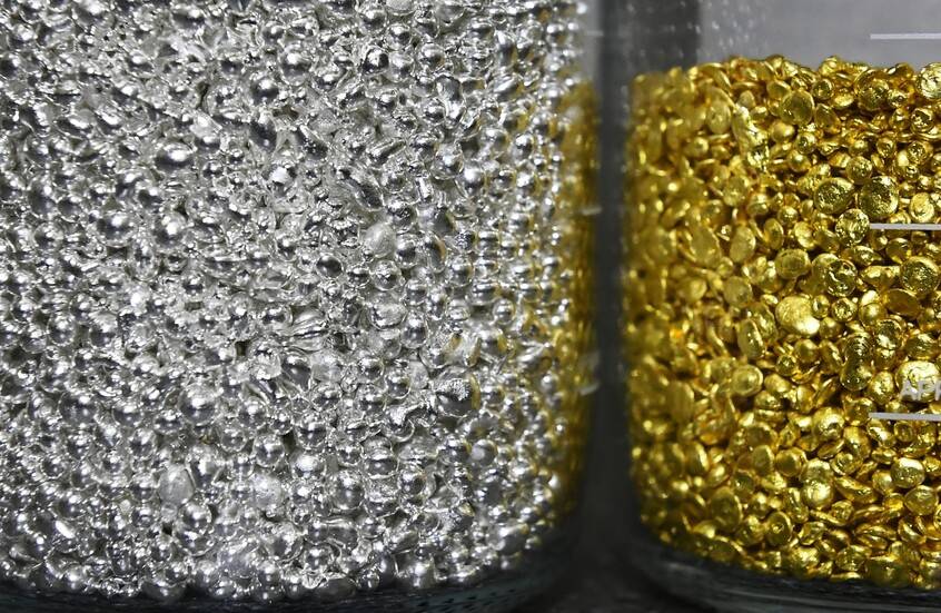 إقبال المستثمرين على الملاذات الآمنة يدفع الذهب للصعود والفضة تسجل أعلى مستوى منذ 2011