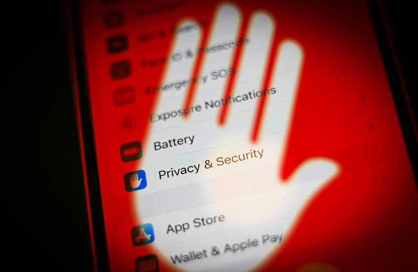 تحذيرات من رسائل احتيالية تظهر لمستخدمي يوتيوب عبر هواتف آيفون