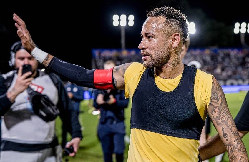 نيمار يتلقى هدية غير متوقعة من ناديه السابق باريس سان جيرمان (صورة)