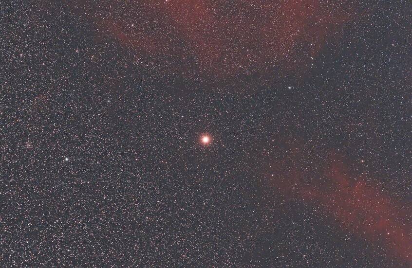 بعد قرون من الغموض.. علماء يكشفون سر التغير الغريب في سطوع منكب الجوزاء