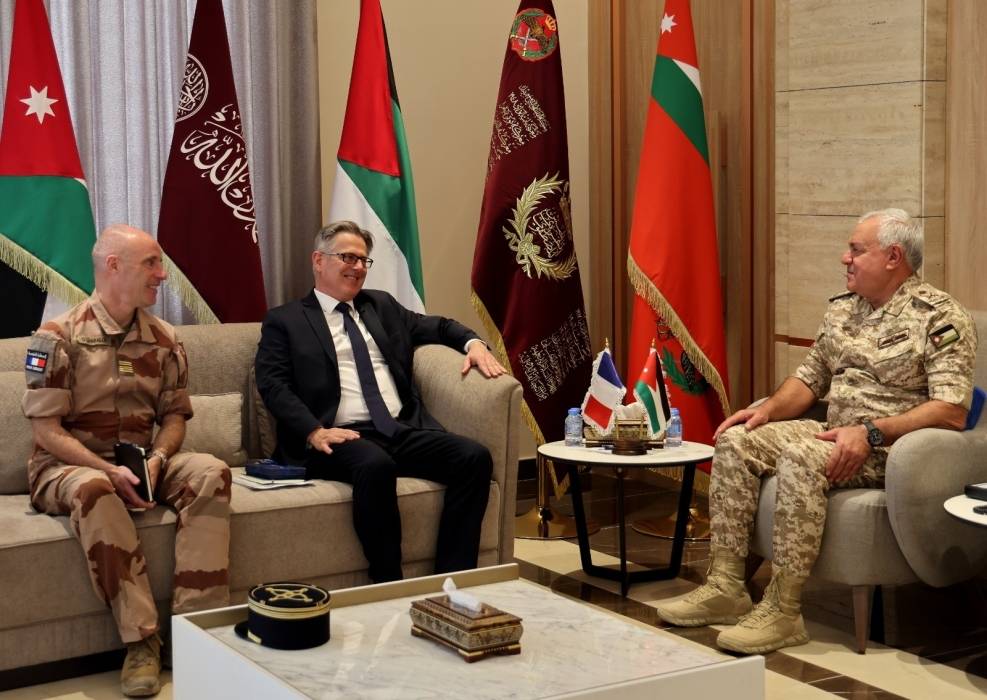 رئيس هيئة الأركان المشتركة يستقبل السفير الفرنسي في عمّان