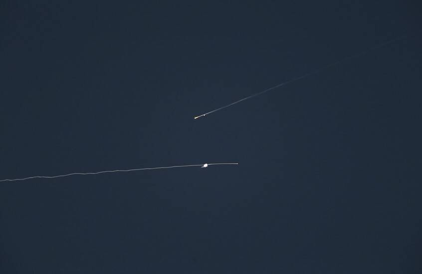 الجيش الإسرائيلي يرصد إطلاق صاروخ من اليمن وتقارير عن اعتراضه