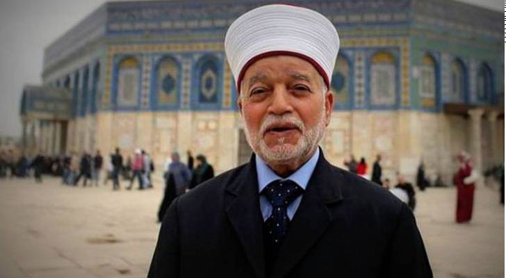 الاحتلال يعتقل مفتي القدس داخل باحات المسجد الأقصى