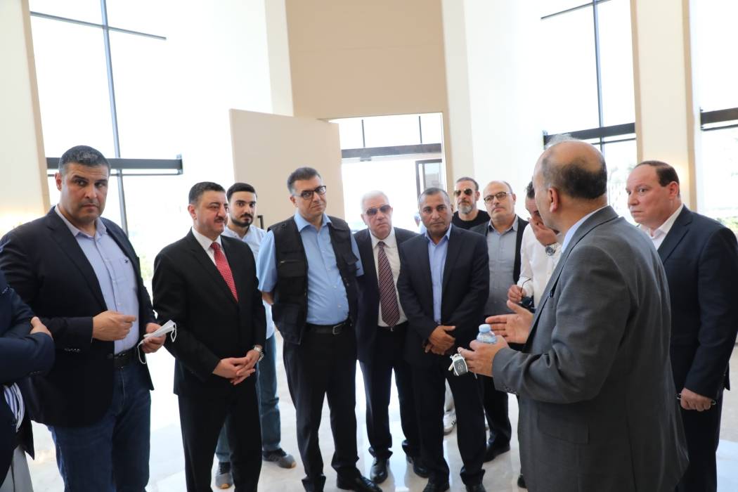 وزير الزراعة يتفقد مصنعا بيطريا قيد الإنشاء في مدينة الحسن الصناعية