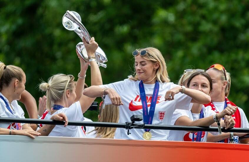 موكب استعراضي في لندن.. استقبال مهيب لحسناوات إنجلترا بطلات أوروبا