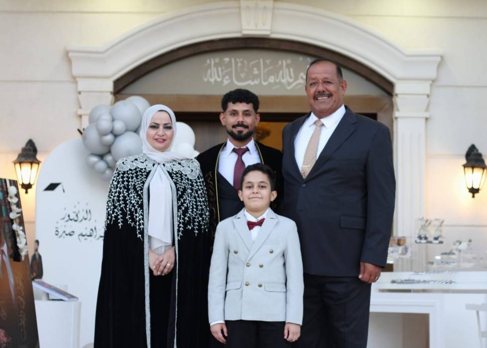 العقيد محمد صبرة يحتفل بتخرج نجله الدكتور ابراهيم