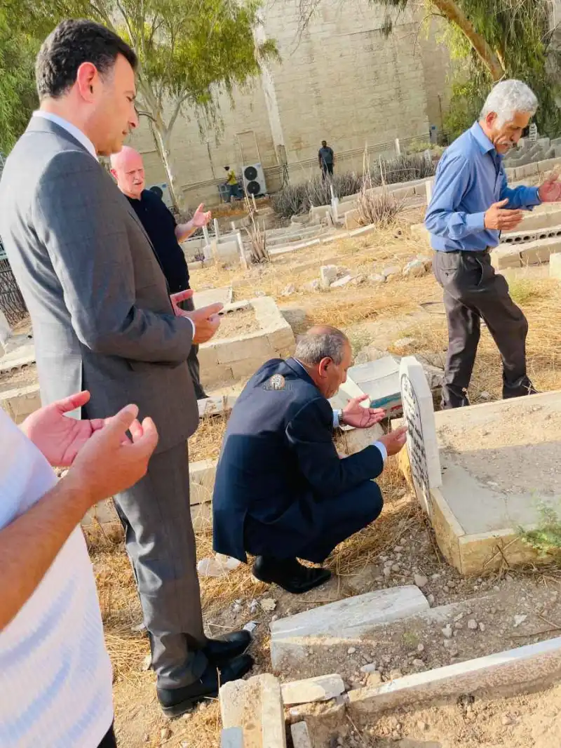 مشهد مؤثر للنائب مجحم الصقور خلال دفن نجله فارس