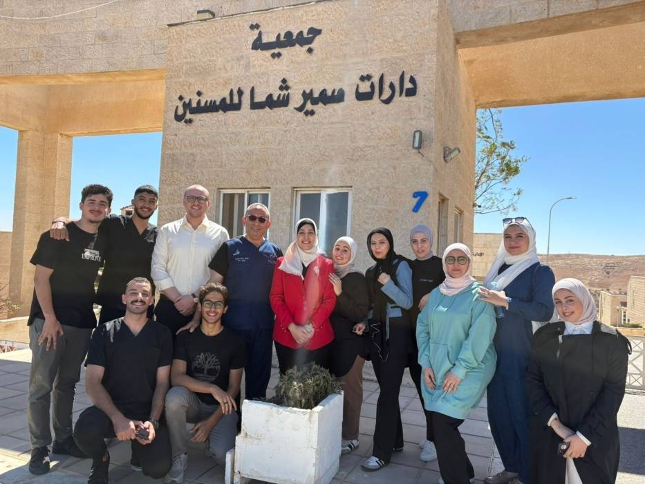 جمعية العلاج الطبيعي الأردنية تنظم نشاطًا توعويًا في دار المسنين