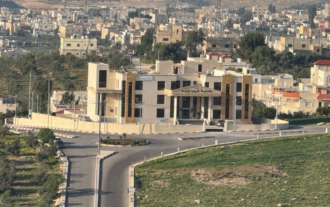 بلدية غرب إربد وغرفة التجارة تبحثان تعزيز التعاون لدعم التنمية المحلية