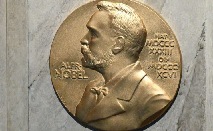 فوز 3 علماء من بريطانيا وفرنسا والولايات المتحدة بجائزة نوبل للفيزياء