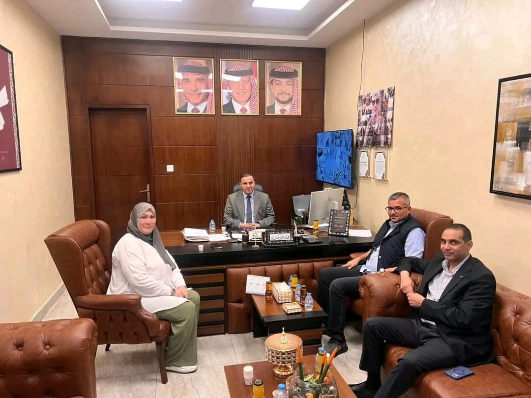 محافظ الزرقاء يزور أكاديمية الوطن العربي الدولية