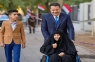 رئيس الوزراء العراقي يُصوّت في الانتخابات برفقة والدته ( صور )