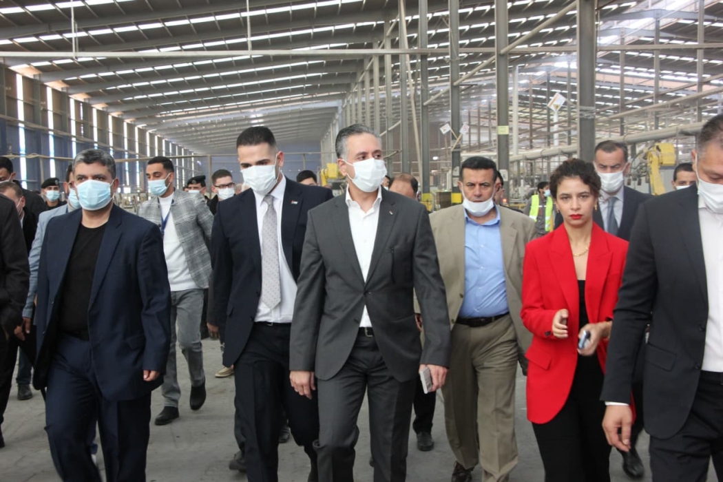 وزير الصناعة يتفقد مصانع في القطرانة ويؤكد دعم الحكومة للاستثمارات