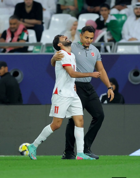 الأردنيون يتمنون الشفاء للنجم يزن نعيمات بعد إصابته في مباراة نصف نهائي كأس العرب