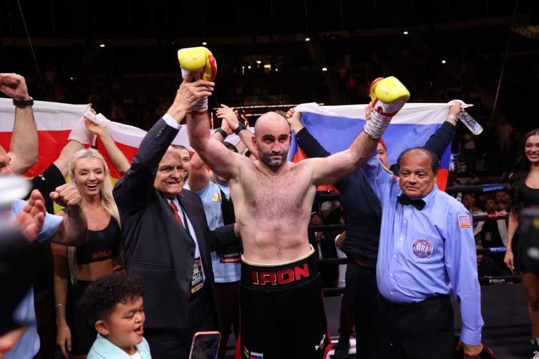 دبي تحتضن ليلة ملاكمة تاريخية: غاسييف بطلاً للعالم للوزن الثقيل وحفيد محمد علي يواصل الانتصارات