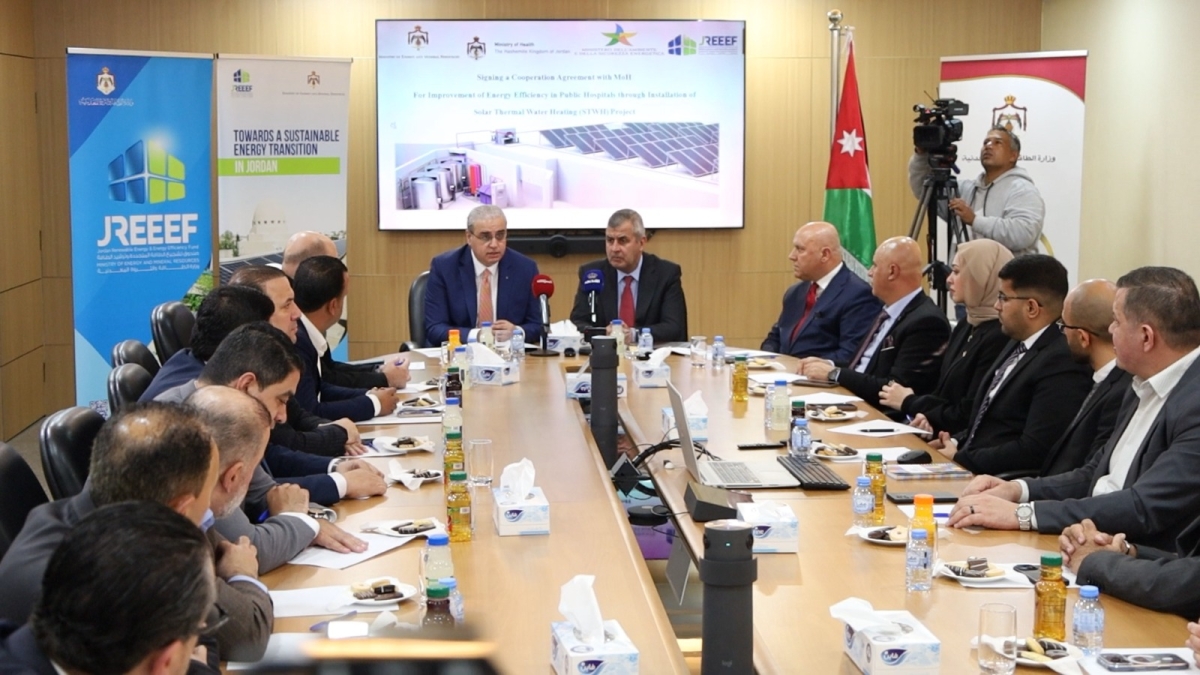اتفاقية تنفيذية لمشروع أنظمة تسخين المياه بالطاقة الشمسية في 33 مستشفى حكوميا