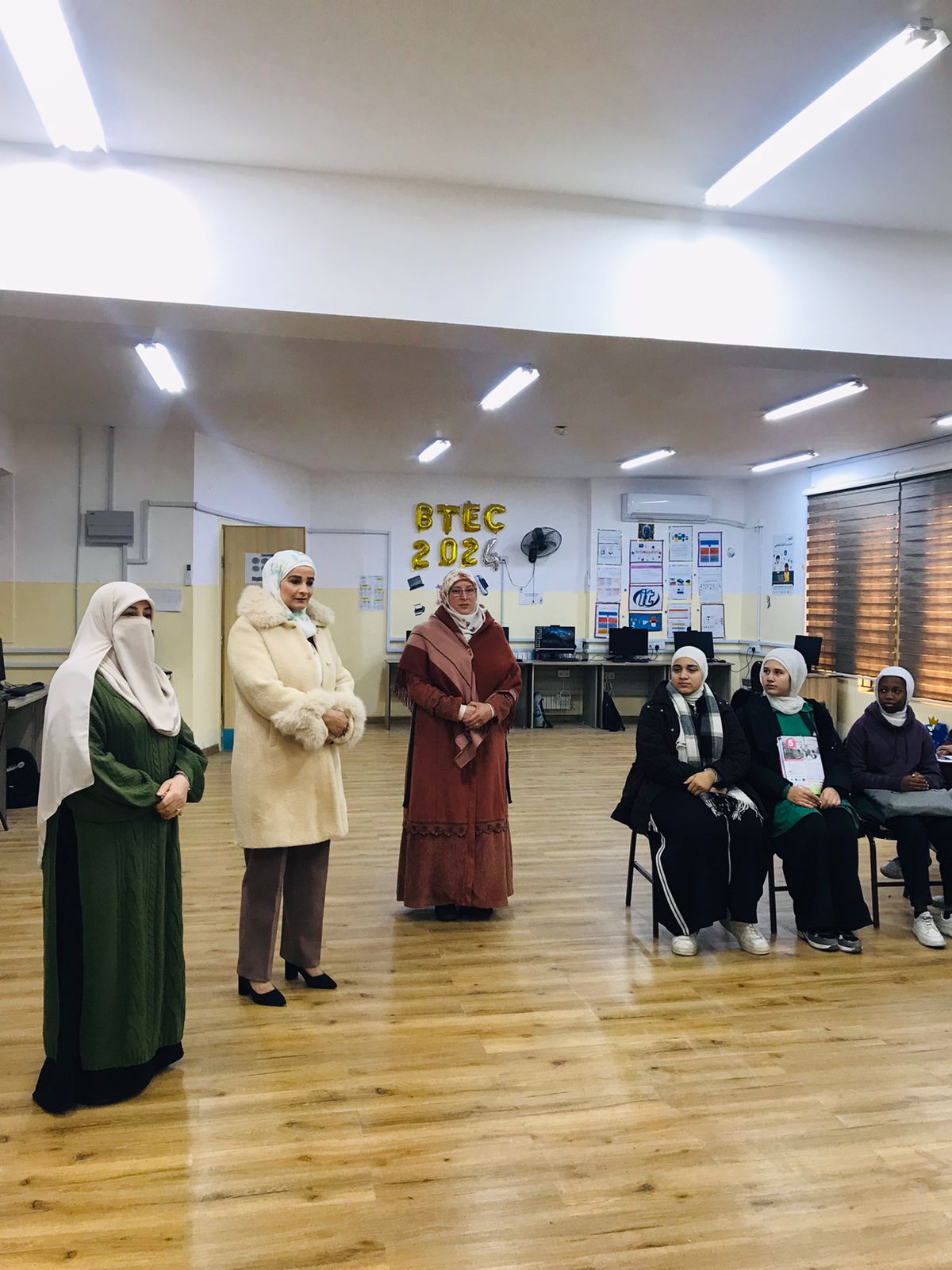 د. السواريس تتابع مسار التعليم المهني BTEC في مدرسة رفيدة الأسلمية الثانوية للبنات