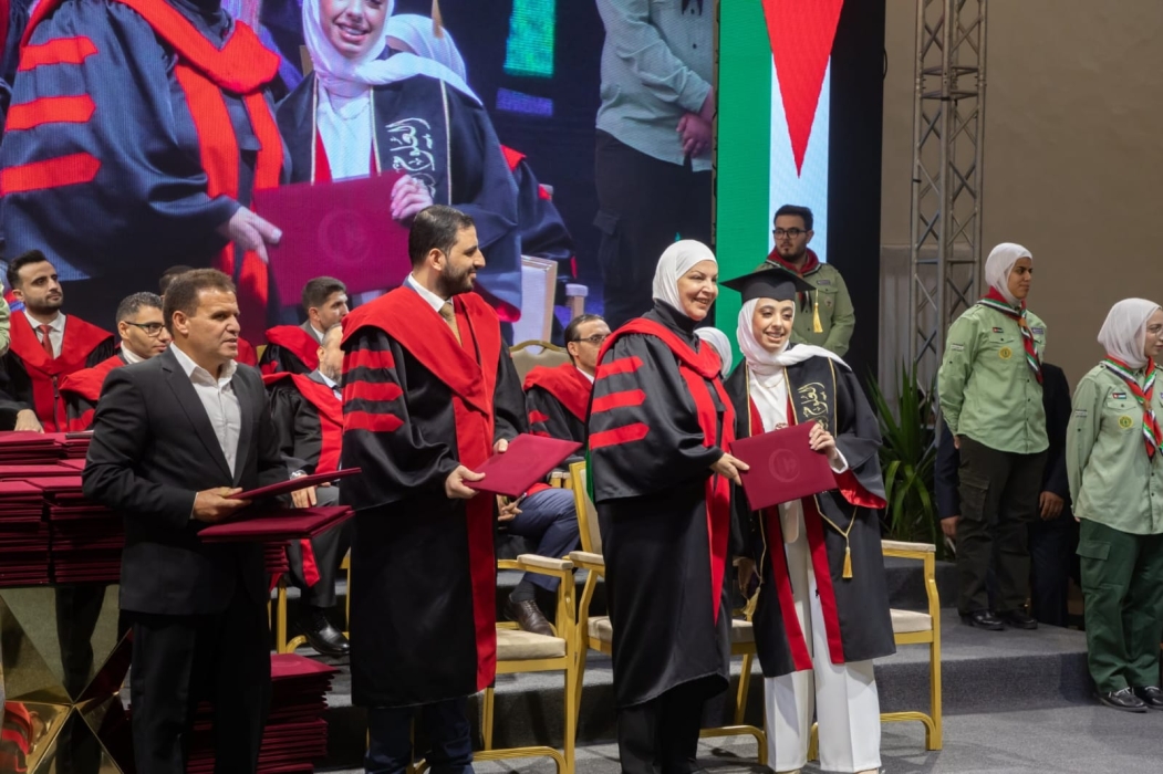 الجامعة الهاشمية تزف كوكبة جديدة من خريجيها في أجواء من الفرح والاعتزاز  بدأت اليوم في الجامعة الهاشمية احتفالات تخريج الدفعة الثانية من الفوج السابع والعشرين لطلبة الفصل الصيفي للعام الجامعي 20242025، وسط أجواء مفعمة بالمحبة والفرح، حيث غمرت مشاعر الاعتزاز والفخر وجوه الخريجين وأسرهم.   وشمل حفل التخريج كليات الأعمال، والآداب، وكلية الأمير الحسن بن طلال للموارد الطبيعية والبيئة، حيث قام عمداء الكليات؛ الأستاذة الدكتورة وعد النسور عميدة كلية الأعمال، والأستاذ الدكتور يحيى العلي عميد كلية الآداب، والدكتور سلمان الكوفحي عميد كلية الموارد الطبيعية والبيئة، بتسليم الشهادات للخريجين.   وألقى عميد شؤون الطلبةرئيس اللجنة العليا لحفل التخريج الدكتور أيمن عليمات كلمة قال فيها: يغمرنا الفخر وتفيض قلوبنا اعتزازًا ونحن نحتفي بهذه الكوكبة المشرقة من خريجي الجامعة الهاشمية، ونزفّهم اليوم وفاءً لرسالتها العميقة في إعداد جيل متميز، قادر على صناعة مستقبل الأردن الزاهر، والمساهمة في بناء الوطن الذي أراده جلالة الملك عبدالله الثاني ابن الحسين، وطنًا قويًا بالعلم، شامخًا بأبنائه، ثابتًا على قيمه.  وقدم الشكر لأعضاء هيئة التدريس الذين بذلوا جهدهم، وقدموا علمهم وخبرتهم، ليكونوا شركاء في صياغة هذا النجاح، كما خاطب الخريجين قائلًا: أما أنتم أيها الخريجون، فأنتم عقل الأمة ونبضها، وأنتم بناة نهضتها وروّاد مستقبلها فكونوا سفراء للجامعة الهاشمية، مؤمنين بقيمها النبيلة، حافظين لرسالتها، رافعين اسمها أينما حللتم، واعلموا أن الهاشمية ستظل بيتكم الأول، وموئلكم الذي يحتضنكم بمحبة، فلا تقطعوا عنها وصلاً. وهنأ الخريجين قائلا: نهنئكم من القلب وأنتم تقفون على منصة التتويج، تحملون خلاصة الخبرات والتجارب التي سترافقكم في مسيرتكم القادمة، وتؤهلكم للنجاح في حياتكم العلمية والعملية.  كما أكّد نائب عميد شؤون الطلبة الدكتور رمزي الروسان أن حفل التخريج يمثل محطة مهمة في مسيرة الطلبة، تتويجًا لجهودهم وانتقالًا إلى مرحلة جديدة من العمل والعطاء. وأعربت الدكتورة نادرة الجوابرة مساعدة عميد شؤون الطلبة، عن اعتزازها بالخريجين، مشيدة بما حققوه من إنجازات، ومؤكدة أن الجامعة ستظل داعمة لهم في مسيرتهم المستقبلية. وتتواصل في الجامعة الهاشمية خلال اليومين المقبلين فعاليات حفل التخريج ضمن برنامج يشمل مختلف كليات الجامعة.