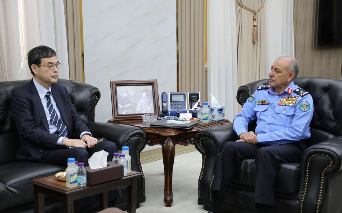 للواء المعايطة يلتقي السفير الياباني، ويؤكد عُمق العلاقات التي تجمع البلدين