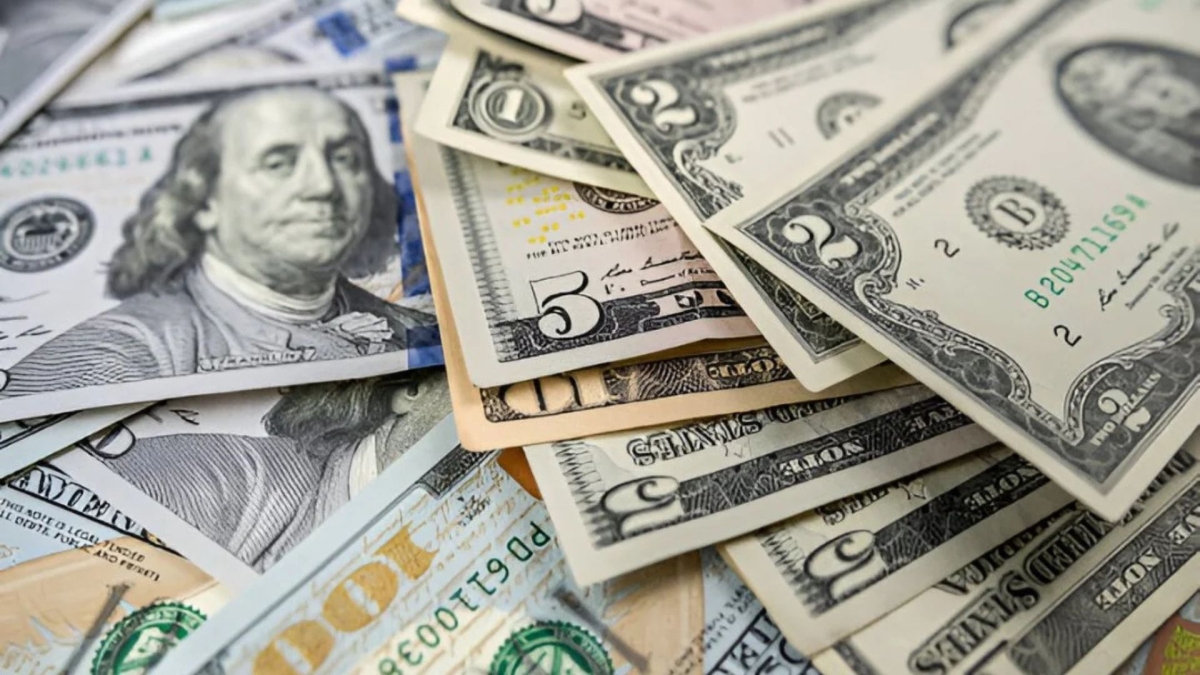 الدولار يتراجع إلى أدنى مستوى له في شهرين